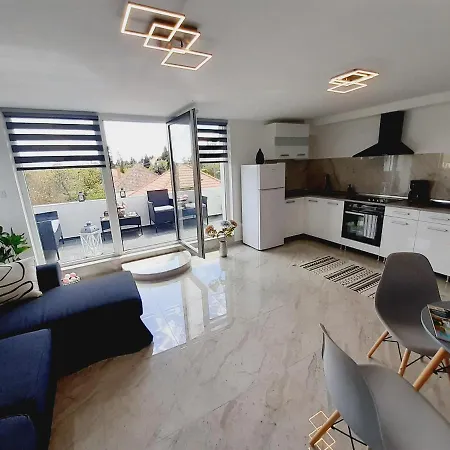 Clivia Apartman Medencehasznalattal Apartment